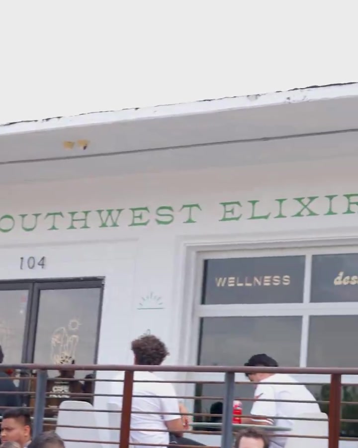 😃来一杯！索汉在酒吧参加活动 为粉丝免费榨果汁